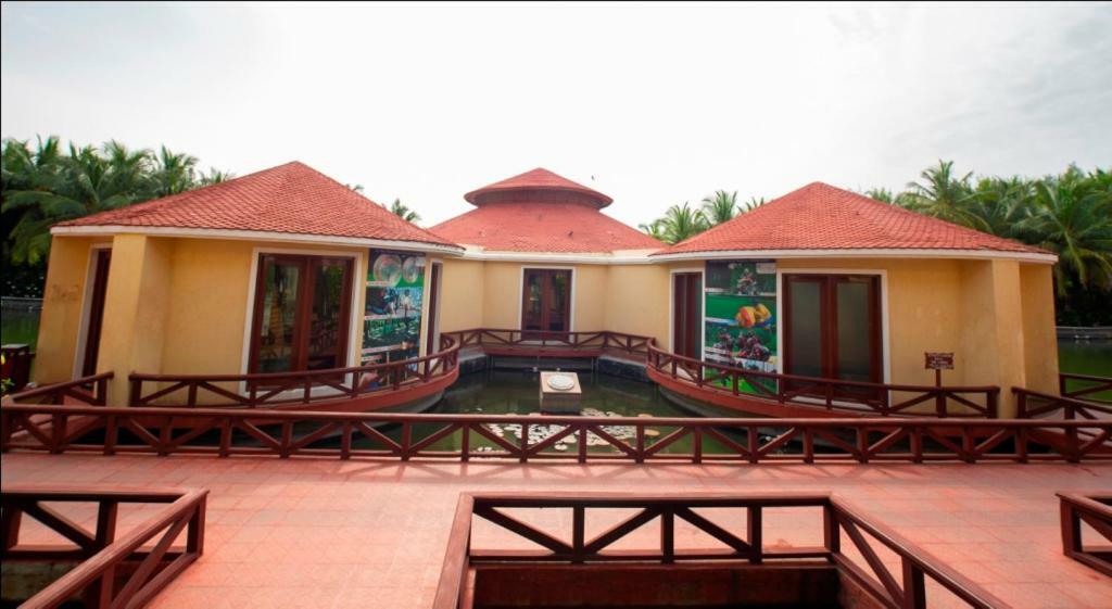 Ocean Spray Hotel Kalapettai Luaran gambar